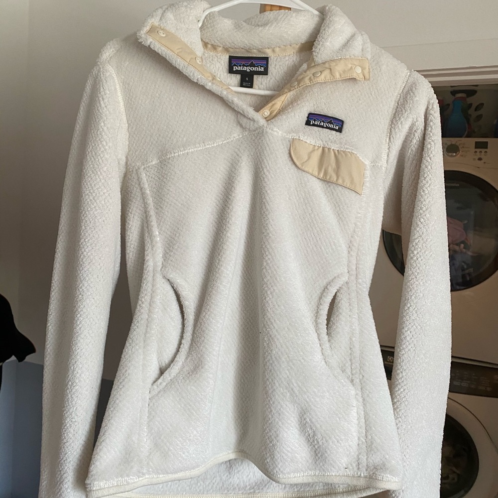 white and cream patagonia fleece pullover